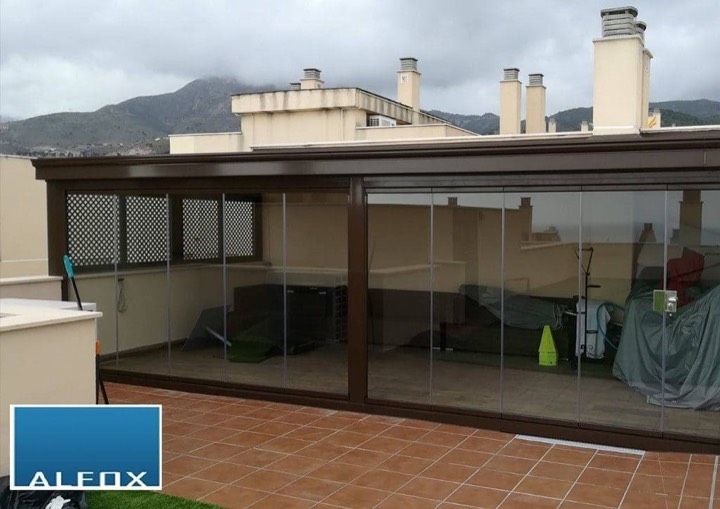 Terraza cerrada con cortina de cristal