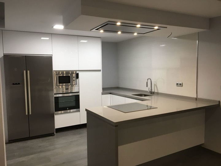Cocina blanca con península